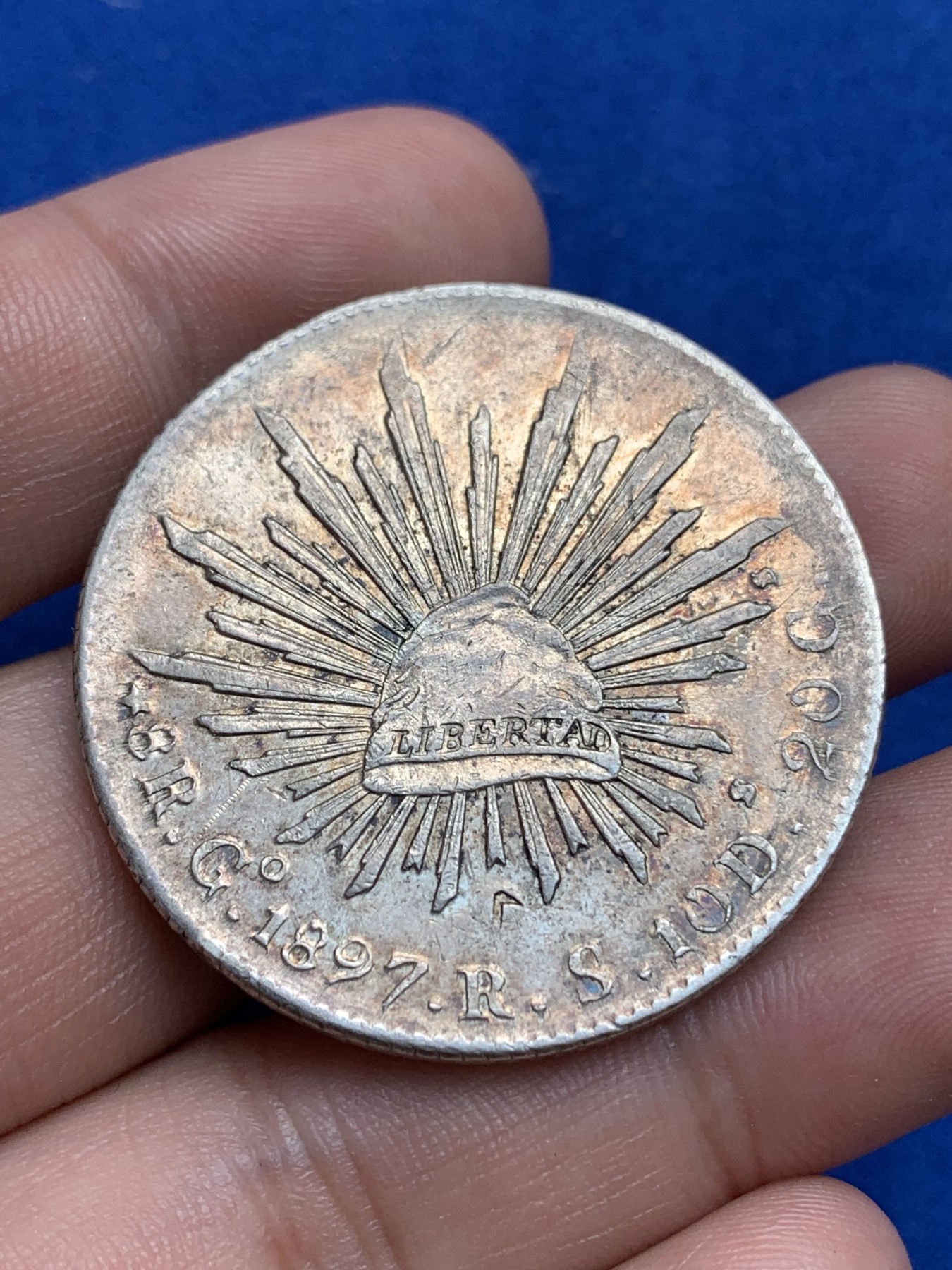 《竞宝斋》第195场-周日，周一 2场 (全场包邮) 墨西哥 1897年 8R 鹰洋 银币 纸袋棕金色彩色包浆  全羽好品 细节打制清晰 灯光下有转光