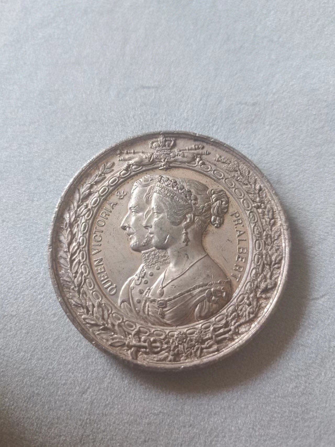 欧洲章牌专场第十六期 1851 年伦敦国际工业博览会白金属章，直径 5cm