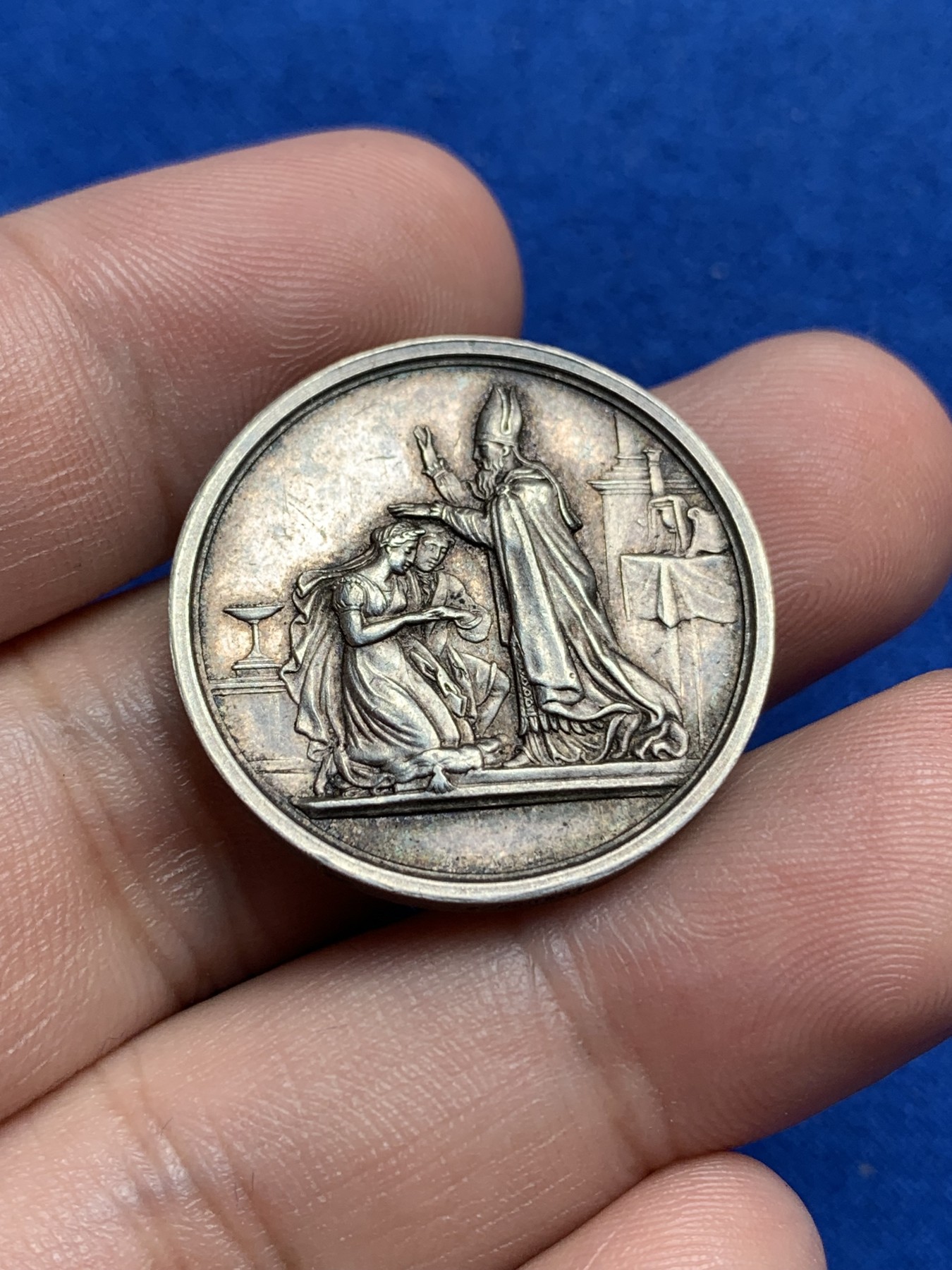 《竞宝斋》第195场-周日，周一 2场 (全场包邮) 法国1845-1860结婚纪念银章 手指边铭 9.8g  27.3mm 背面带刻字 包浆也好看