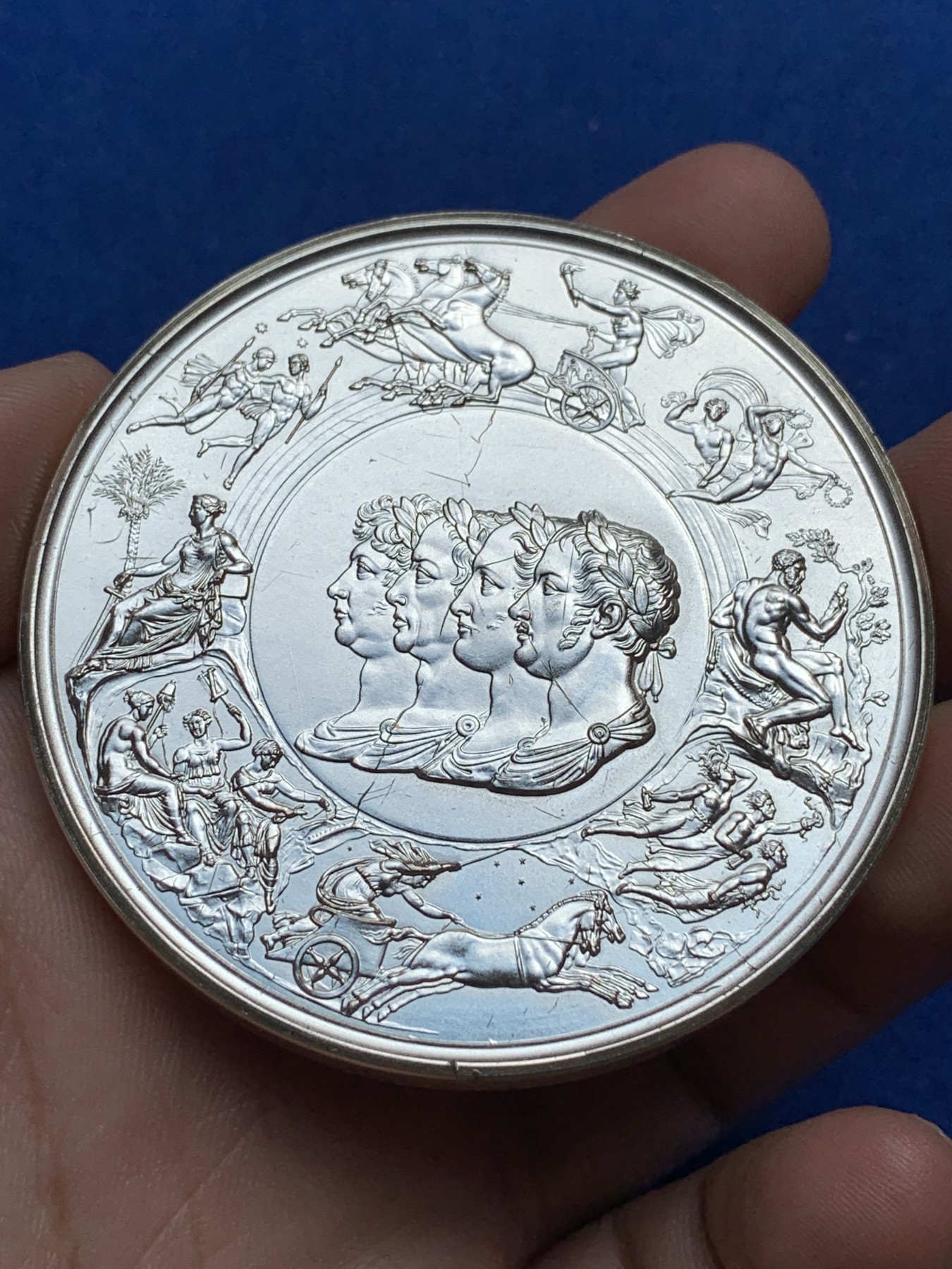 《竞宝斋》第195场-周日，周一 2场 (全场包邮) 英国滑铁卢战役175周年纪念银章  直径63.2mm  重量152.8g  非常厚重的大银章  边缘有银标