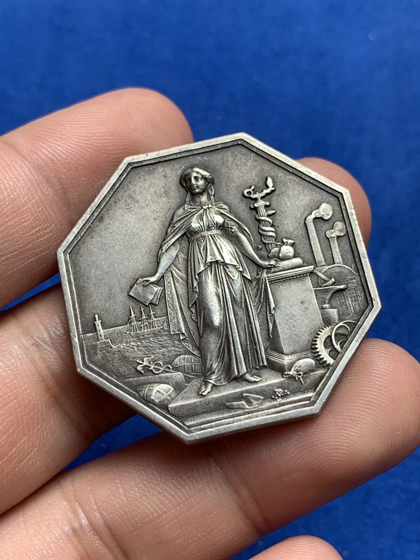 《竞宝斋》第195场-周日，周一 2场 (全场包邮) 法国工商信贷银行八角银质代币 丰饶角银标 22.2g  37.1mm