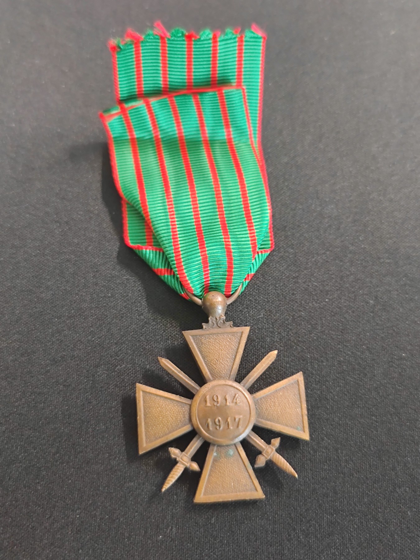 棕熊第三次勋章小拍 （苏联法国东德比利时等 币章册） 法国1914-1917版 一战战争十字勋章 较少见，一般为1918版