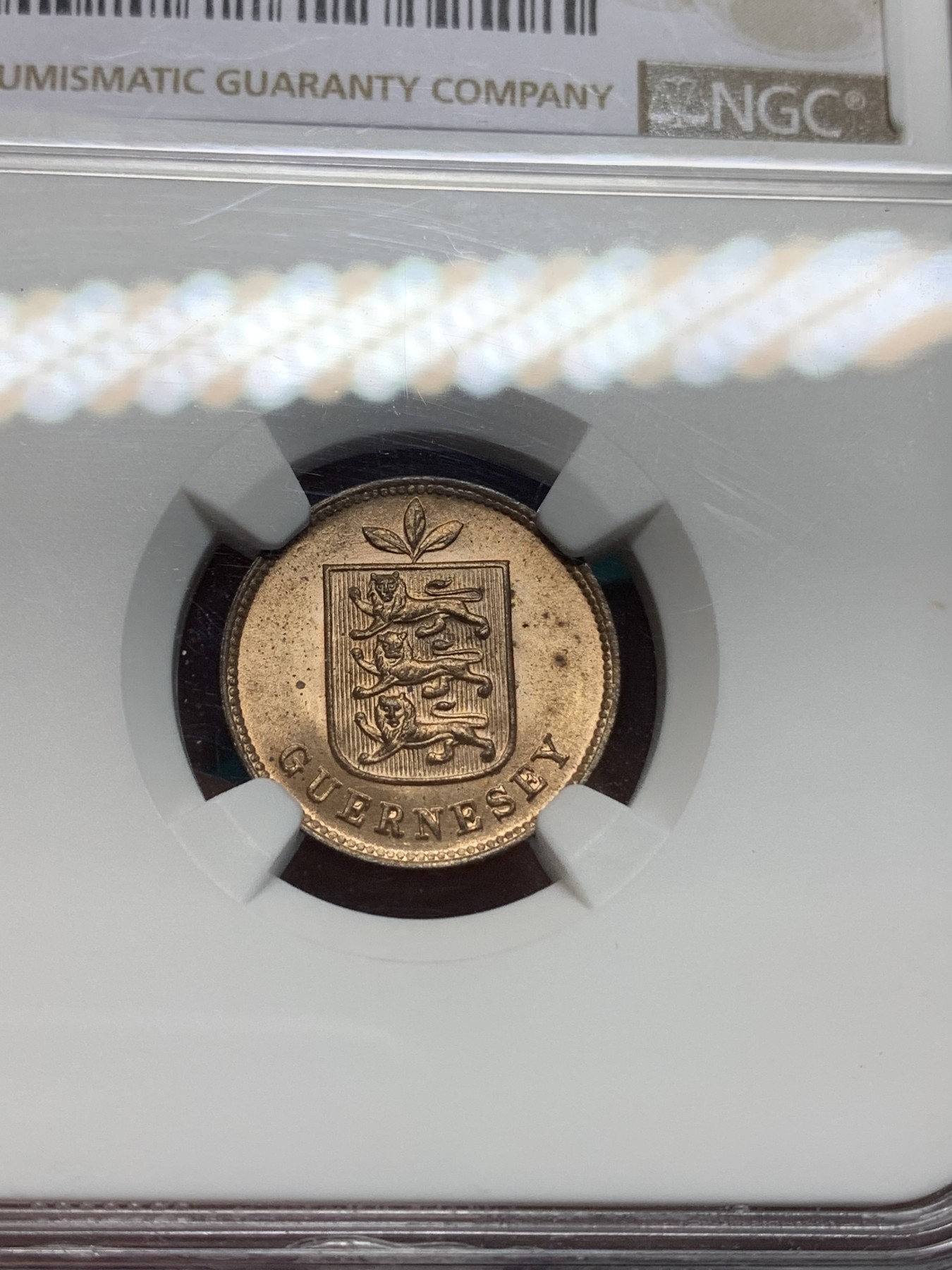 《竞宝斋》第195场-周日，周一 2场 (全场包邮) NGC MS64RB 英属根西岛1903H 1道布 亚军分数 铜光充沛自然