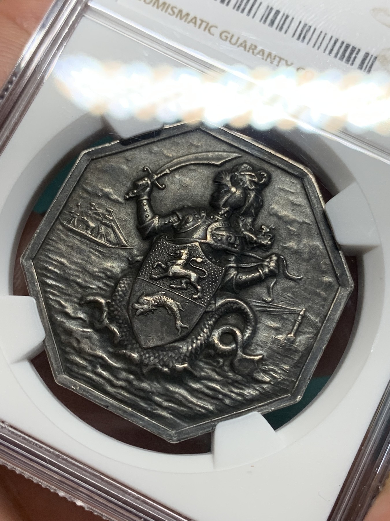 《竞宝斋》第195场-周日，周一 2场 (全场包邮) NGC AU58 法国敦刻尔克商贸八角银章 高浮雕 手指铭 早期品种 入骨包浆 非常难得