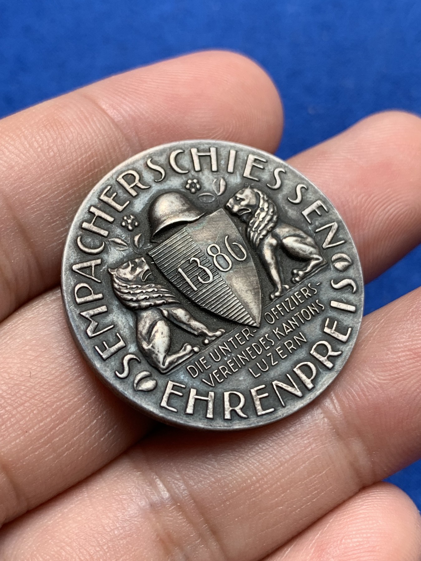 《竞宝斋》第195场-周日，周一 2场 (全场包邮) 1920年瑞士卢塞恩射去节天使银章直径32mm，重17g，少见品种，浮雕设计。尤其正面的天使，张开双翼 整个形象栩栩如生，跃然纸上。背面的双狮造型，也非常好看。评级品相