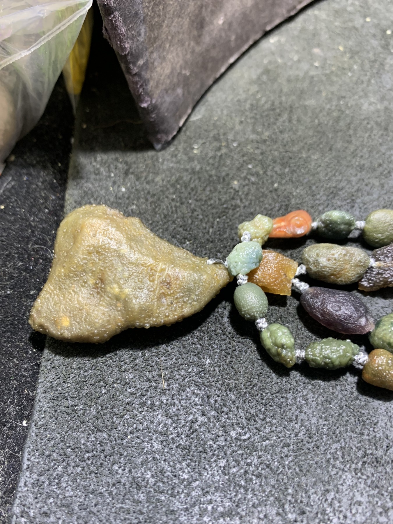 精美新疆黑山筋脉石玛瑙原石项链一条