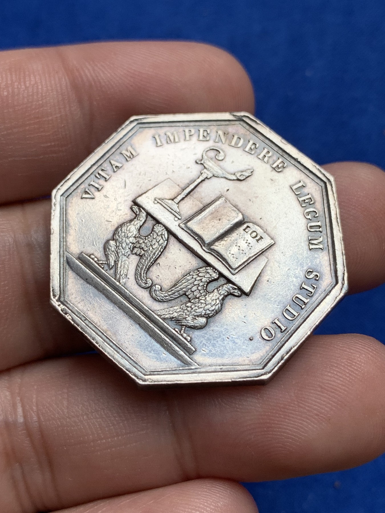 《竞宝斋》第195场-周日，周一 2场 (全场包邮) 法国1860-1879上诉法院和法律辩护八角银质代币 蜜蜂边铭 16.7g  33.5mm