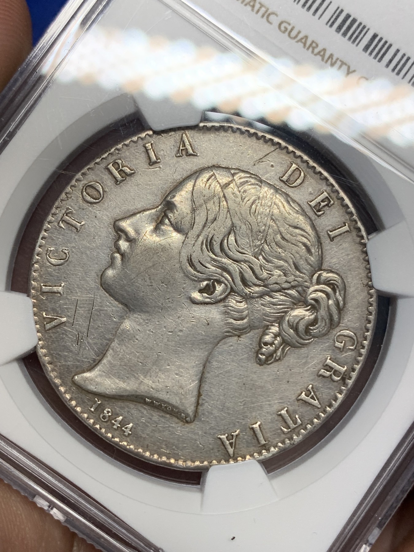 《竞宝斋》第195场-周日，周一 2场 (全场包邮) NGC-XFD 英国 1844年 青年版维多利亚1克朗 8点星版 早期少见品种 细节可达AU 仅发行9.4万枚 克书标价高