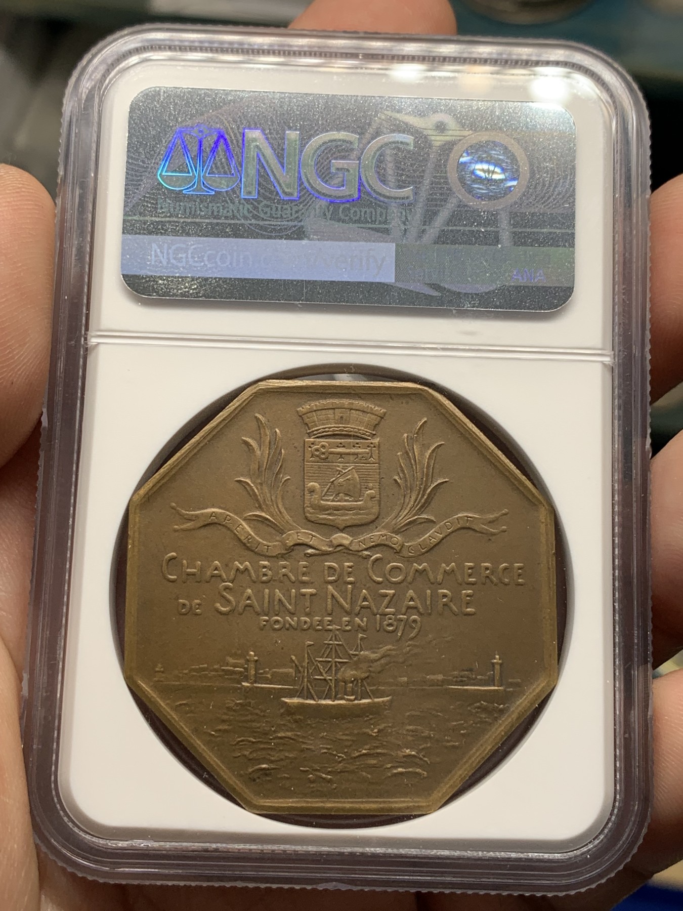 《竞宝斋》第195场-周日，周一 2场 (全场包邮) NGC MS63 罗蒂作品  法国 1879年 圣纳泽尔 商会八角铜章代用币 稀少品种 42mm巨大规格