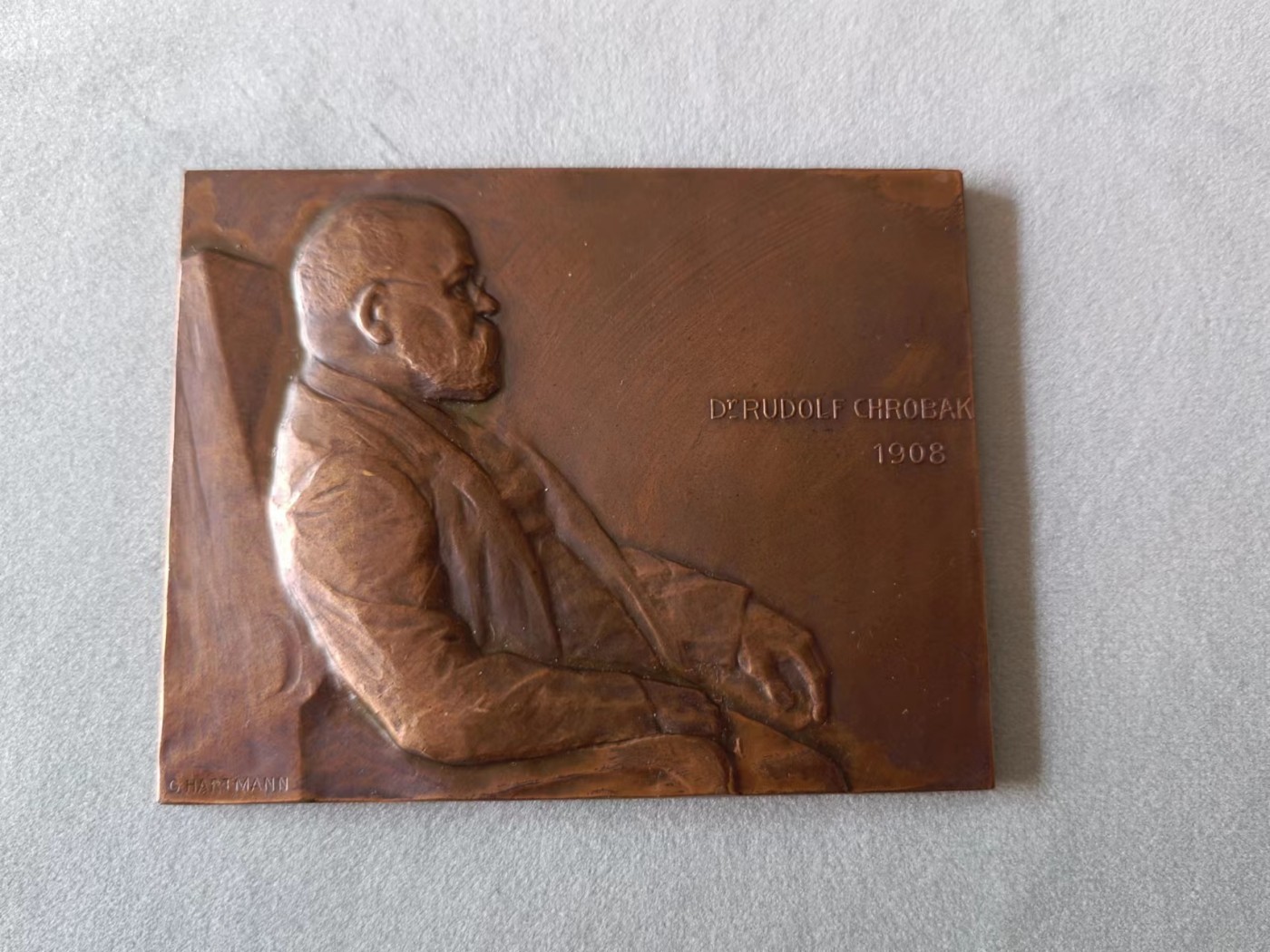 欧洲章牌专场第十六期 1908年奥地利铜章，医生Rudolf Chrobak坐在沙发上，63x80mm