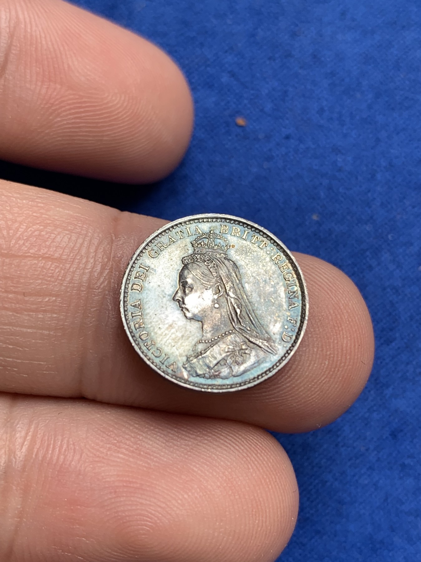 《竞宝斋》第195场-周日，周一 2场 (全场包邮) 英国1887维多利亚高冠3便士银币 深彩包浆