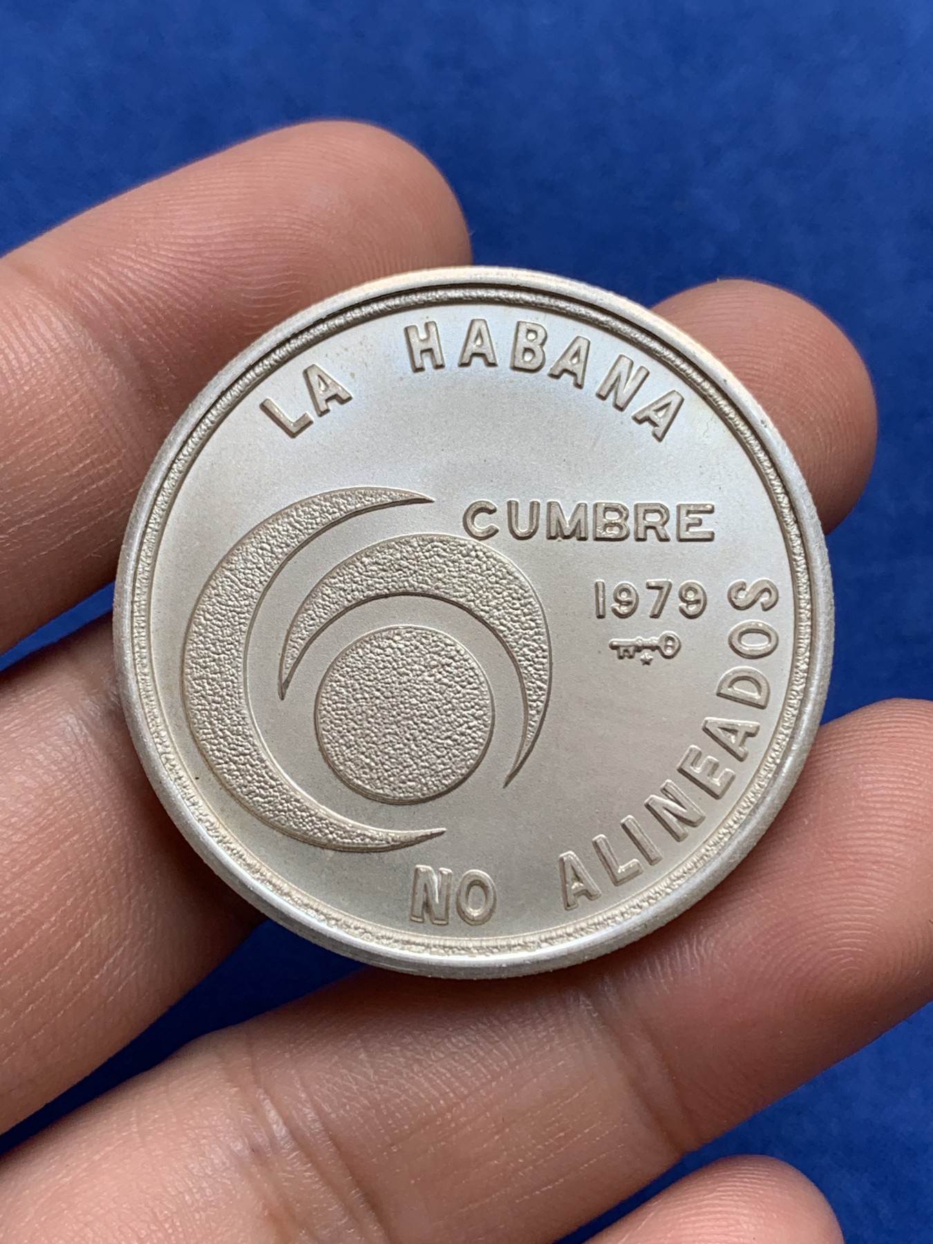 《竞宝斋》第195场-周日，周一 2场 (全场包邮) 1979年古巴不结盟全国性会议纪念大银币 20比索 26克 925高银 MS级原光品相