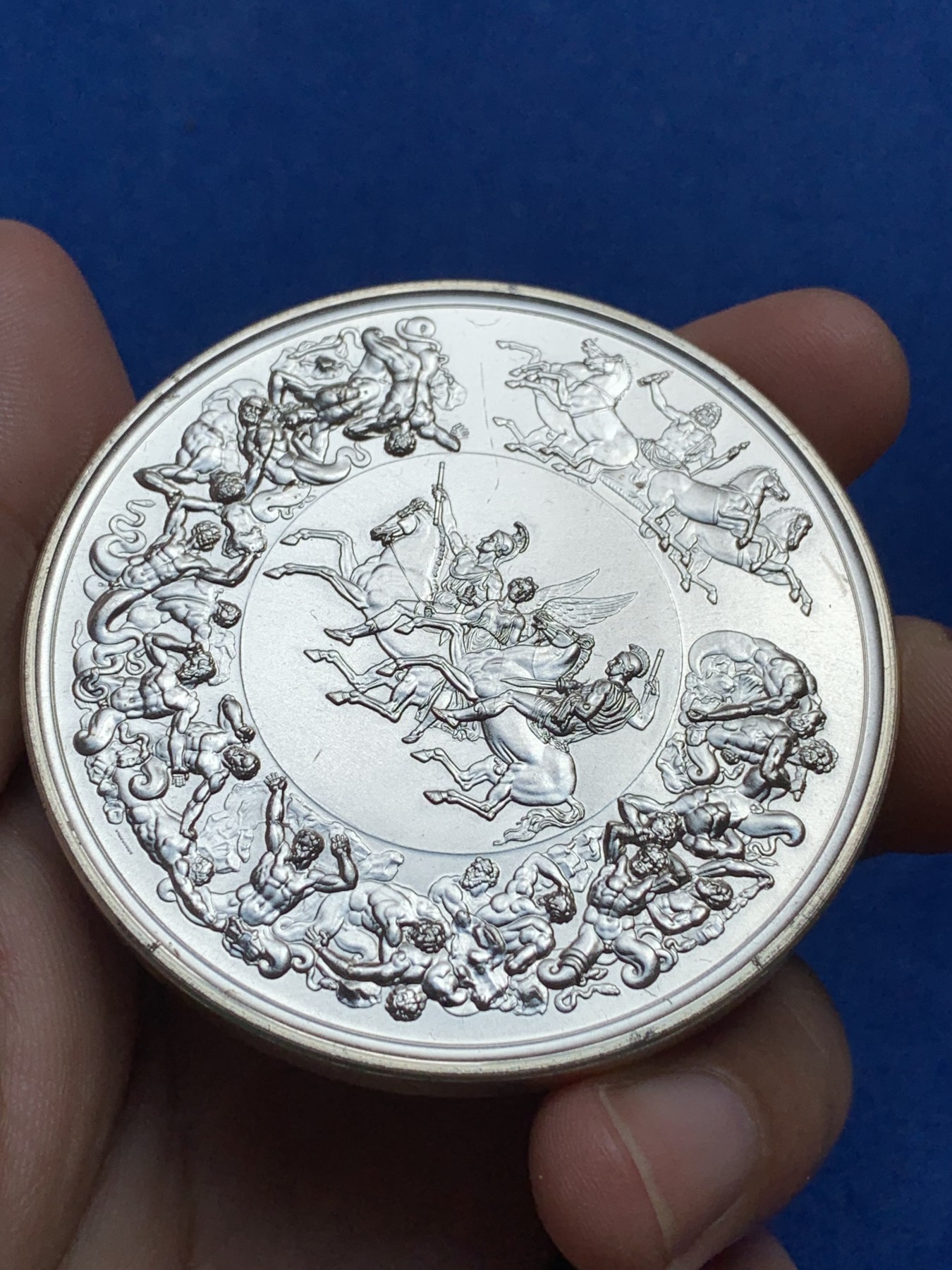 《竞宝斋》第195场-周日，周一 2场 (全场包邮) 英国滑铁卢战役175周年纪念银章  直径63.2mm  重量152.8g  非常厚重的大银章  边缘有银标