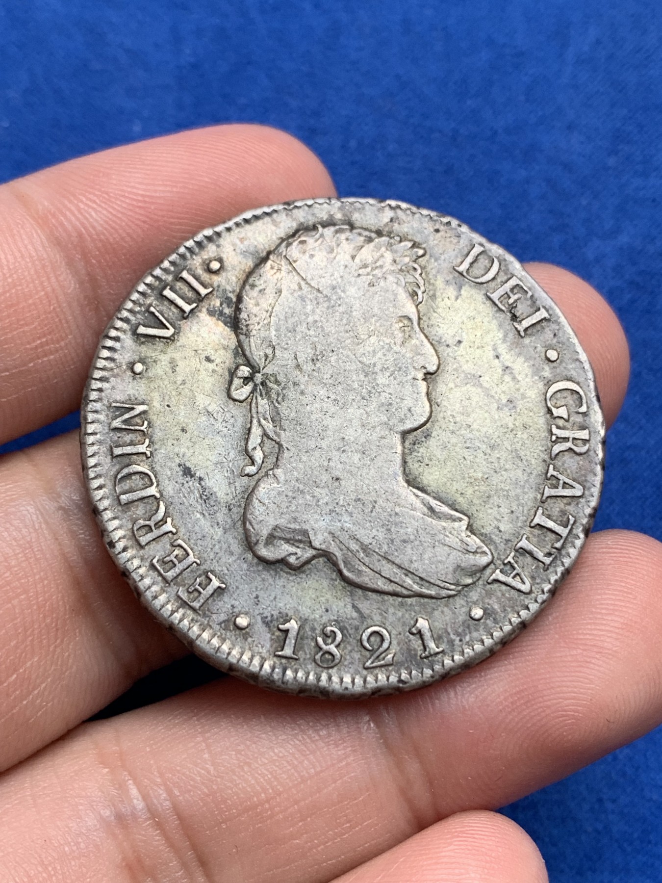 《竞宝斋》第195场-周日，周一 2场 (全场包邮) 1821年西属玻利维亚8R双柱银币，原味老包浆，数量比秘鲁和墨西哥少。