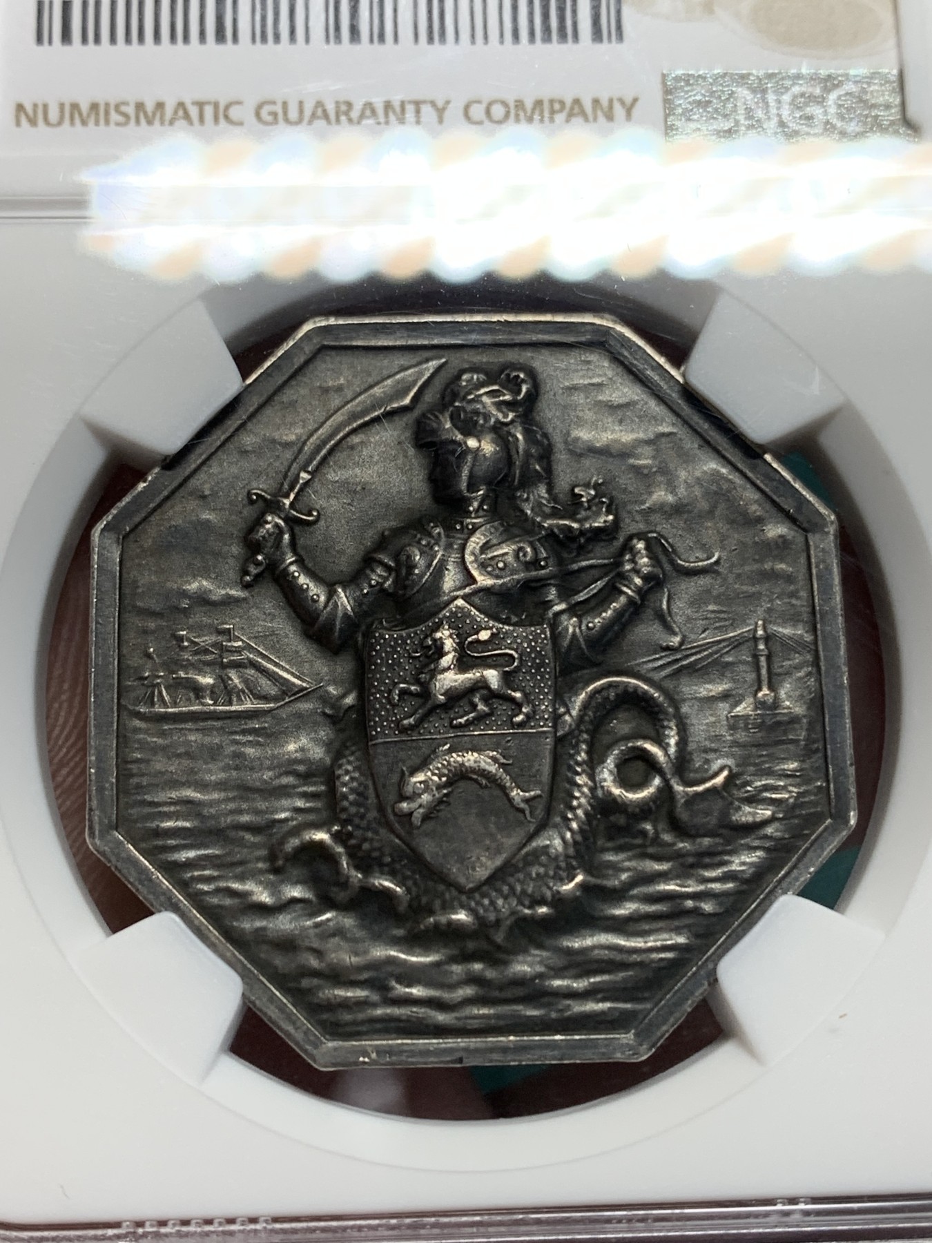 《竞宝斋》第195场-周日，周一 2场 (全场包邮) NGC AU58 法国敦刻尔克商贸八角银章 高浮雕 手指铭 早期品种 入骨包浆 非常难得