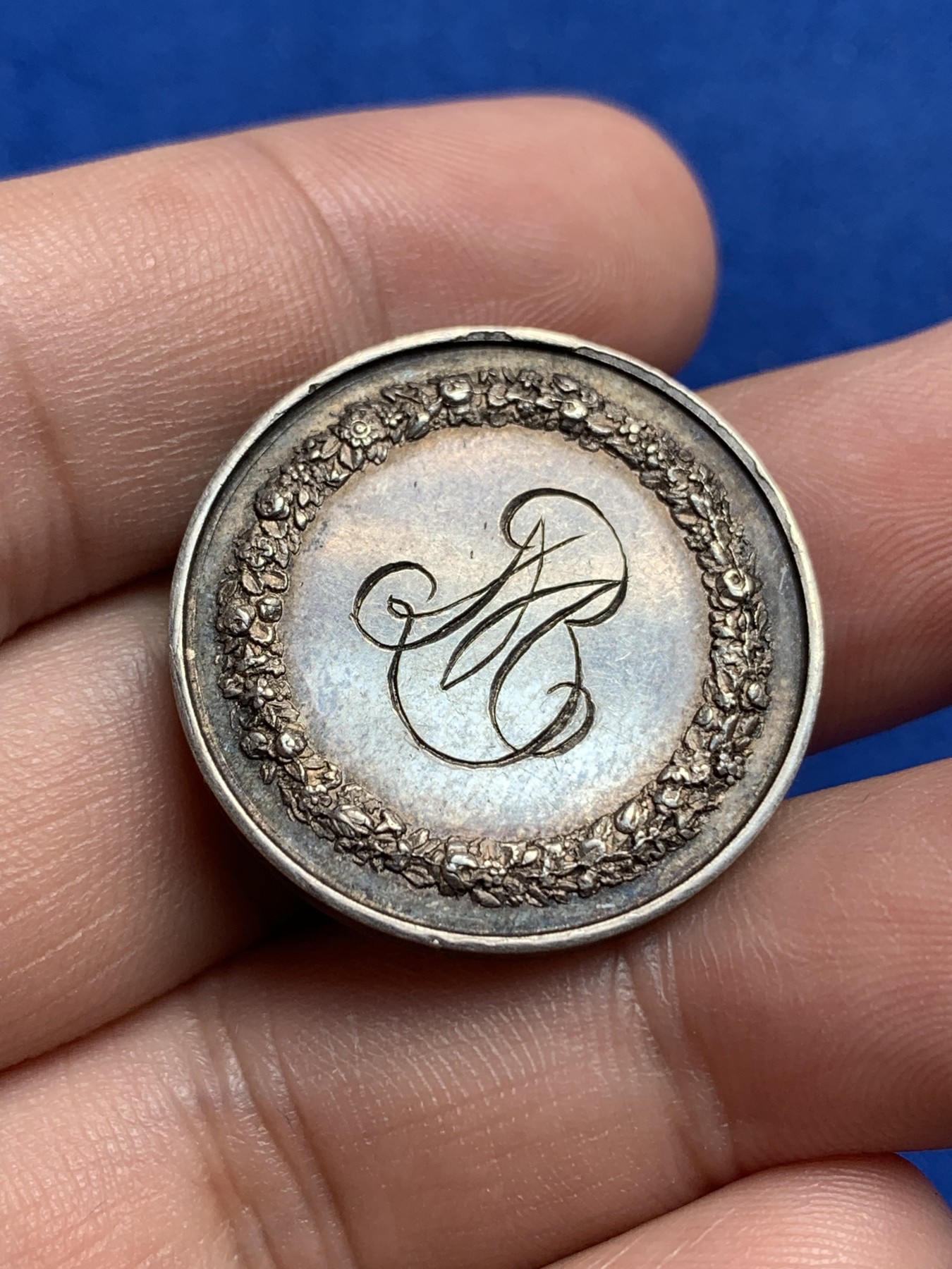 《竞宝斋》第195场-周日，周一 2场 (全场包邮) 法国1845-1860结婚纪念银章 手指边铭 9.8g  27.3mm 背面带刻字 包浆也好看