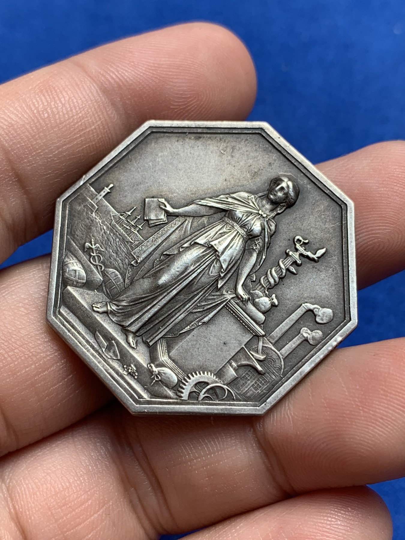 《竞宝斋》第195场-周日，周一 2场 (全场包邮) 法国工商信贷银行八角银质代币 丰饶角银标 22.2g  37.1mm