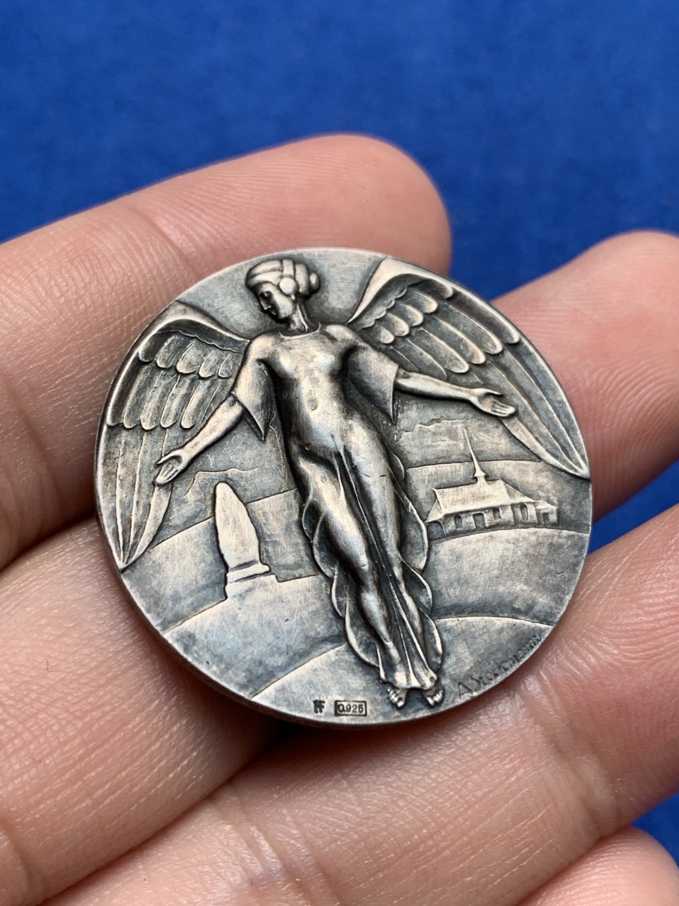 《竞宝斋》第195场-周日，周一 2场 (全场包邮) 1920年瑞士卢塞恩射去节天使银章直径32mm，重17g，少见品种，浮雕设计。尤其正面的天使，张开双翼 整个形象栩栩如生，跃然纸上。背面的双狮造型，也非常好看。评级品相