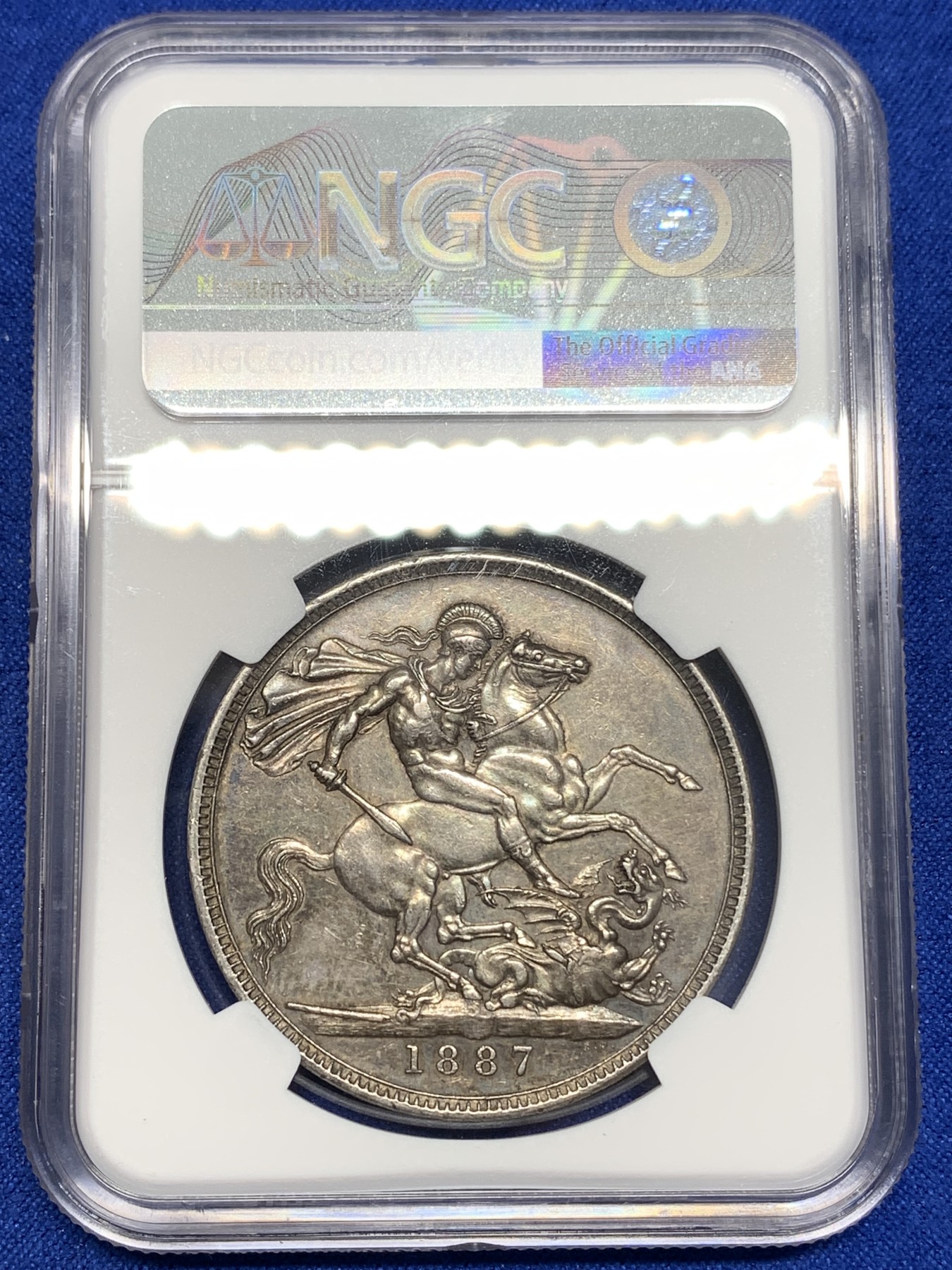 《竞宝斋》第195场-周日，周一 2场 (全场包邮) NGC-AU58 英国 1887年 维多利亚高冠马剑1克朗 原味包浆 好品可藏