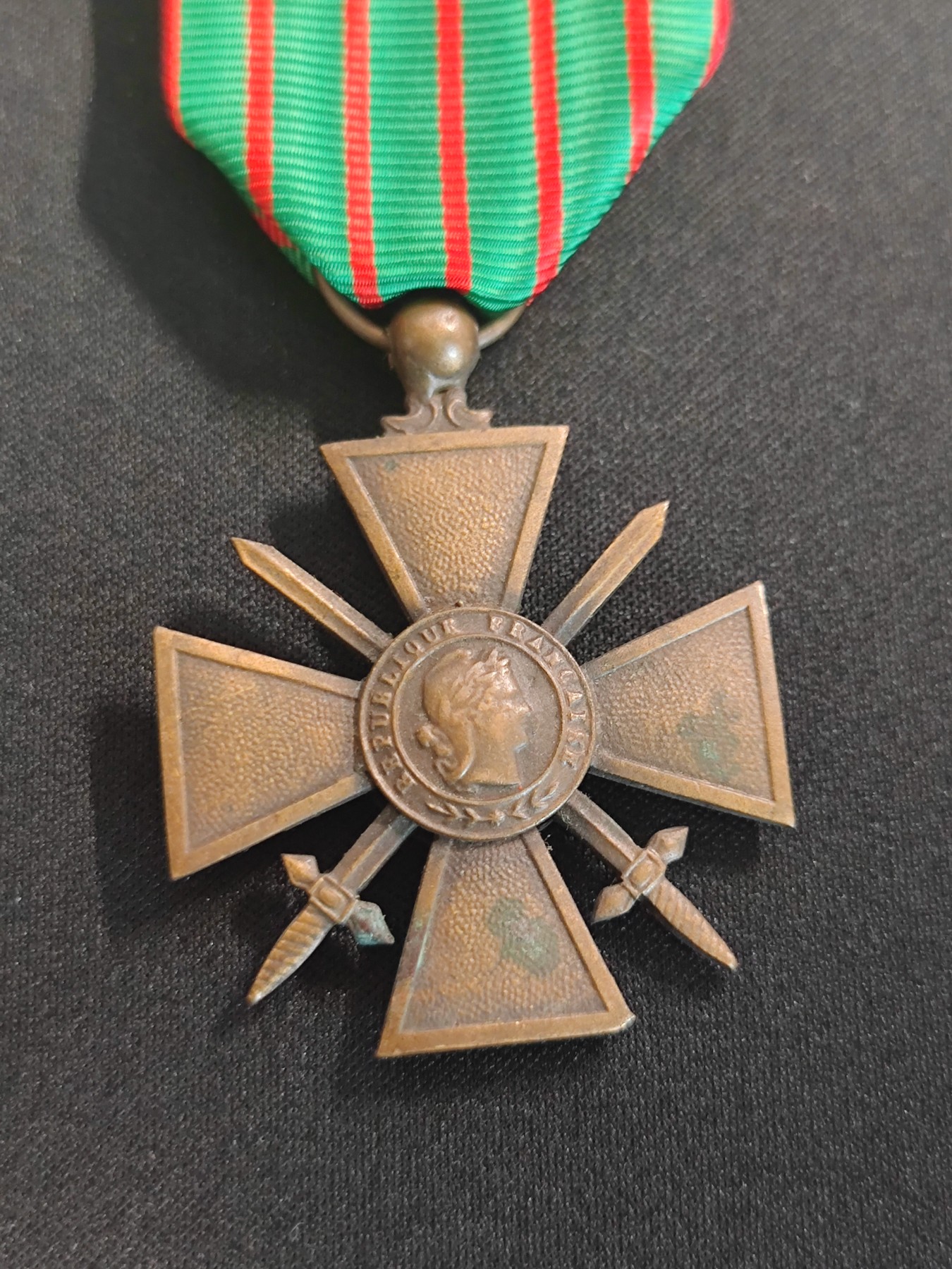 棕熊第三次勋章小拍 （苏联法国东德比利时等 币章册） 法国1914-1917版 一战战争十字勋章 较少见，一般为1918版
