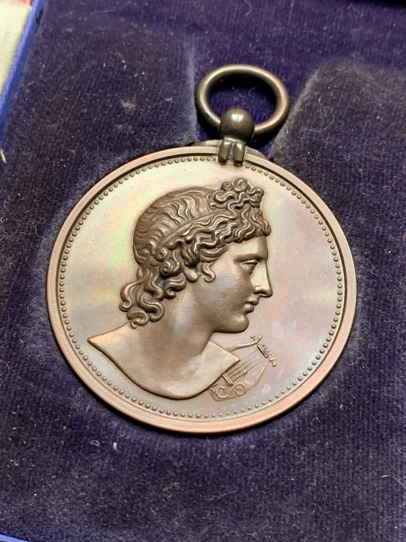 《竞宝斋》第195场-周日，周一 2场 (全场包邮) 1934年英国皇家音乐学院铜章（原盒）  直径40mm  重量35.5g  完美品