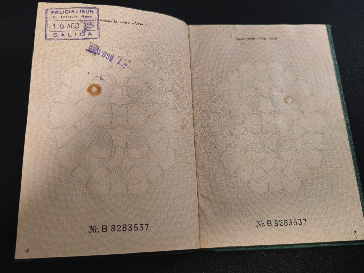 棕熊第三次勋章小拍 （苏联法国东德比利时等 币章册） 联邦德国60年代护照一本 原主日耳曼小帅哥  去过西班牙等地