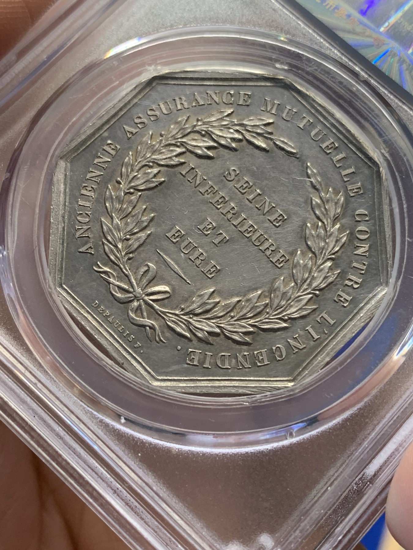 《竞宝斋》第195场-周日，周一 2场 (全场包邮) 法国八角银质 代币火灾保险（大号少见版），凤凰栩栩如生，39.2*2.7mm，23.0g.公博MS65