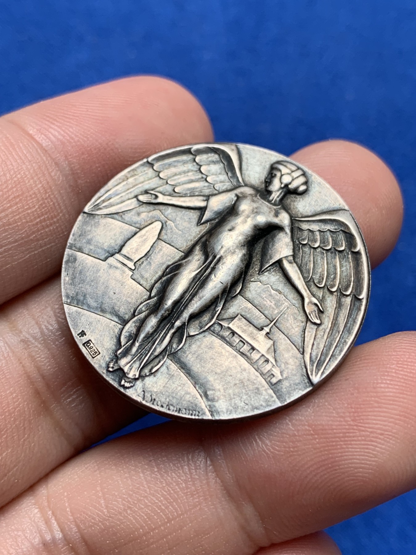 《竞宝斋》第195场-周日，周一 2场 (全场包邮) 1920年瑞士卢塞恩射去节天使银章直径32mm，重17g，少见品种，浮雕设计。尤其正面的天使，张开双翼 整个形象栩栩如生，跃然纸上。背面的双狮造型，也非常好看。评级品相