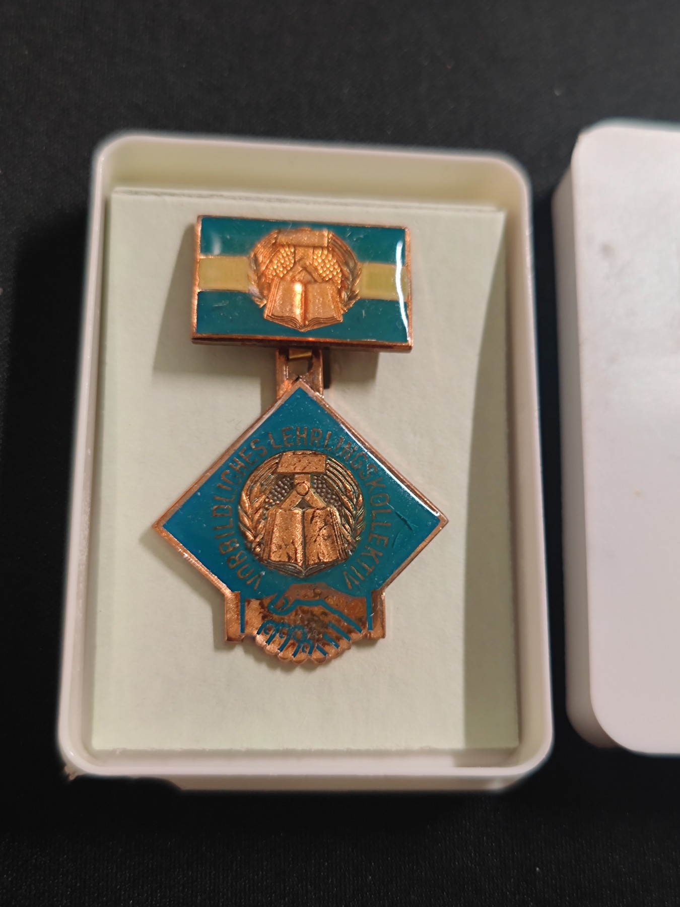 棕熊第三次勋章小拍 （苏联法国东德比利时等 币章册） 东德 职业竞赛学徒模范集体奖章 带盒