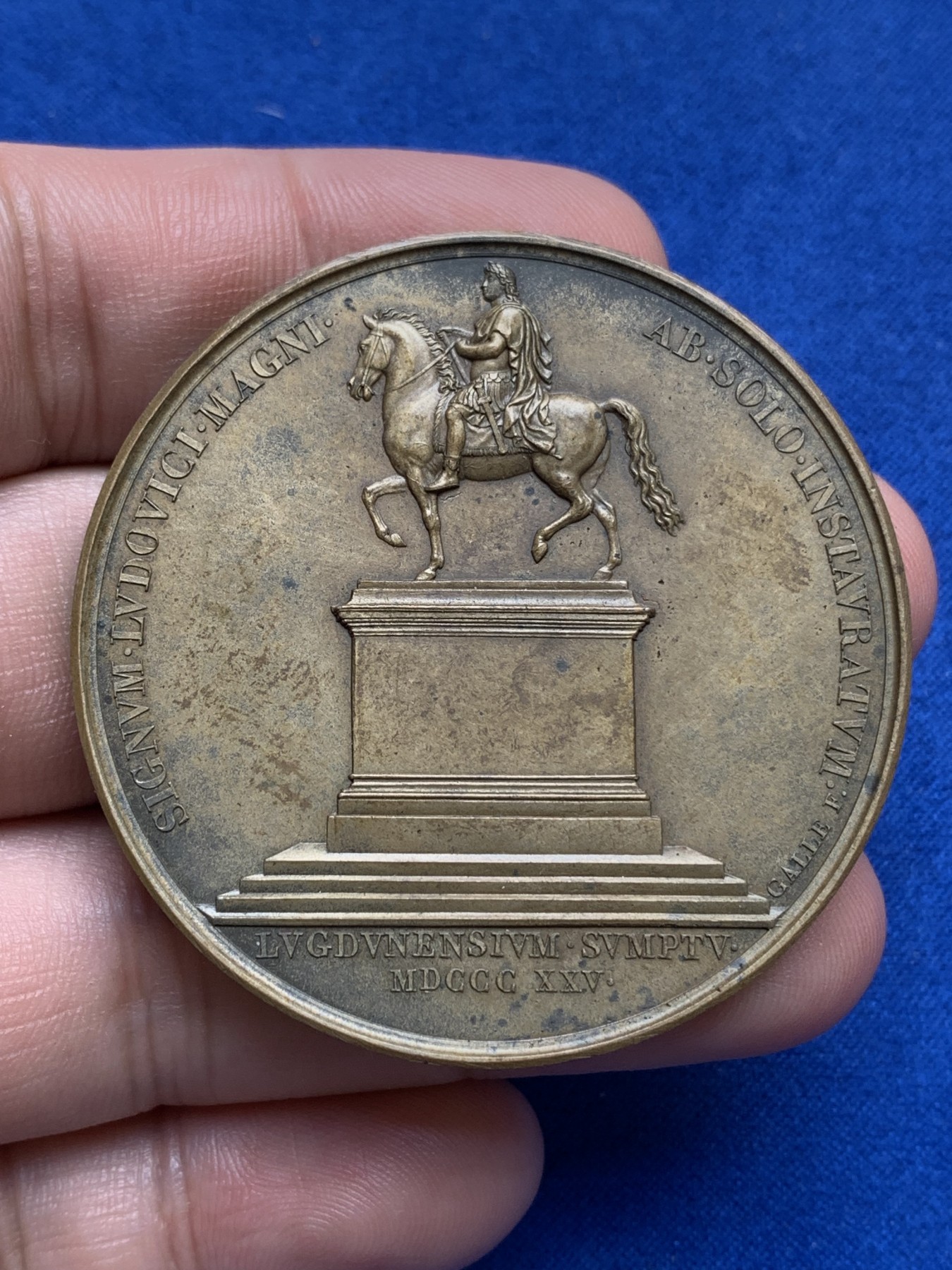 《竞宝斋》第195场-周日，周一 2场 (全场包邮) 1825年法国路易十四纪念碑铜章  直径49.8mm  重量49.7g