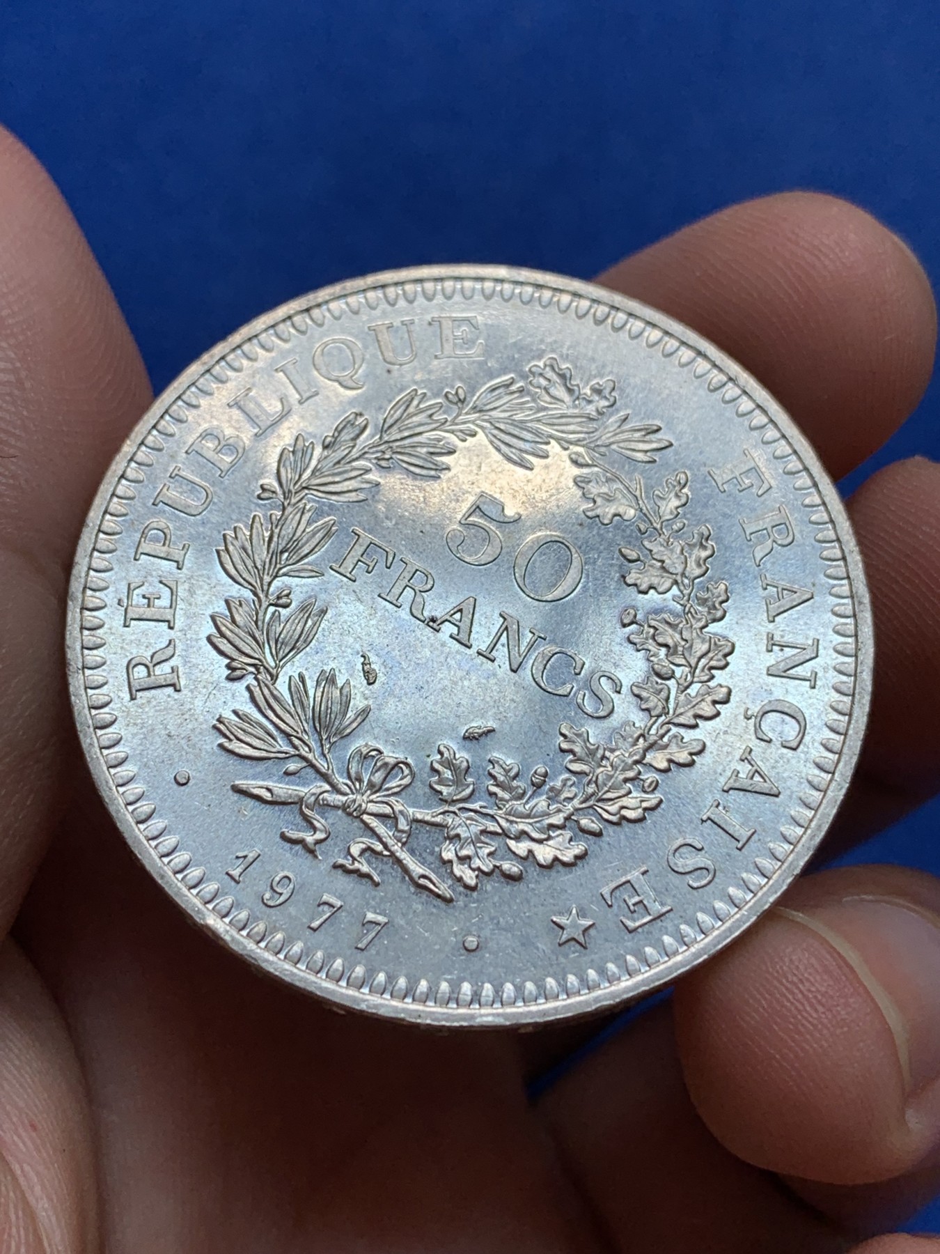 《竞宝斋》第195场-周日，周一 2场 (全场包邮) 法国1977年大力神50法郎大银币 十字光 未使用