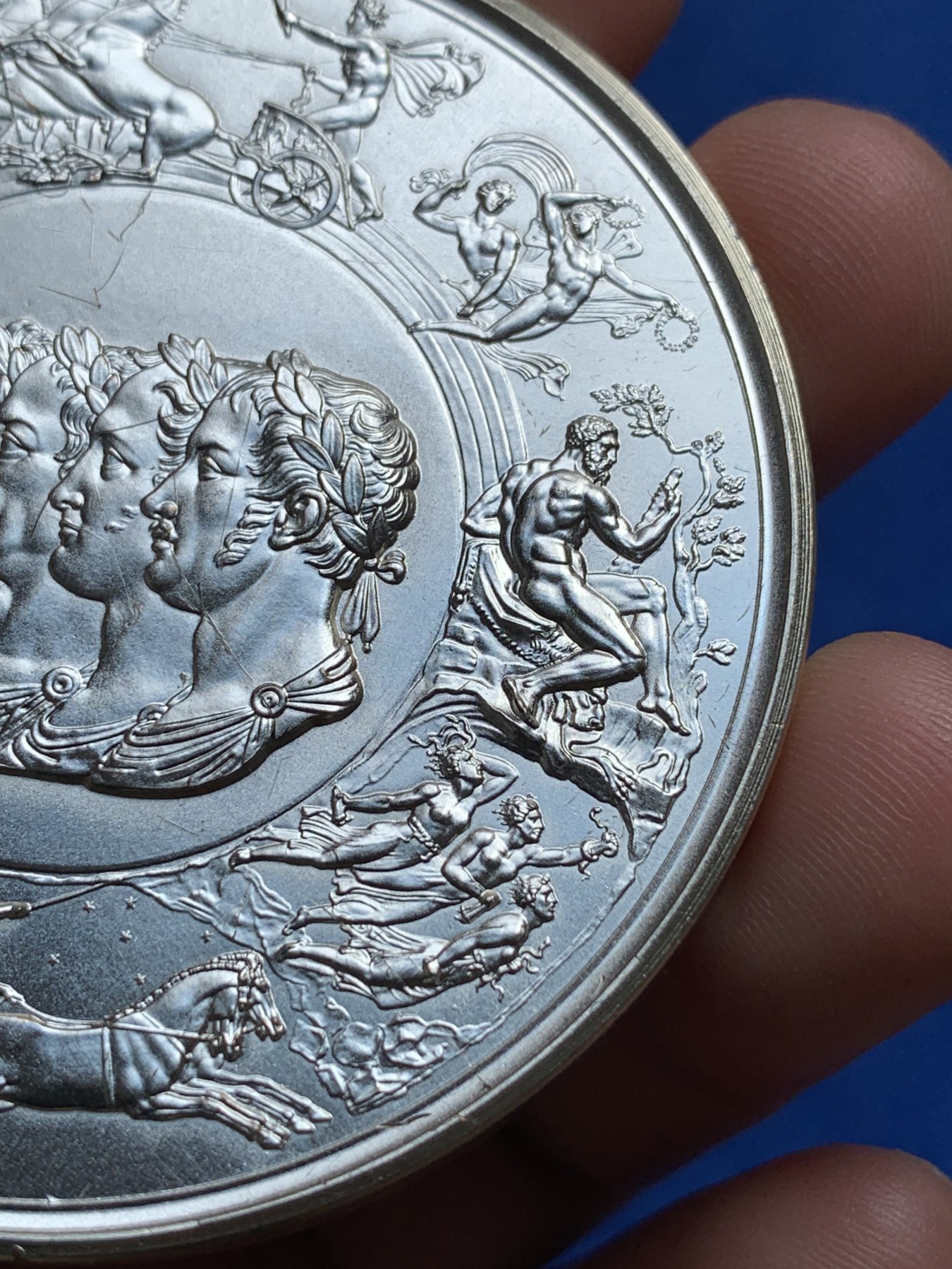 《竞宝斋》第195场-周日，周一 2场 (全场包邮) 英国滑铁卢战役175周年纪念银章  直径63.2mm  重量152.8g  非常厚重的大银章  边缘有银标