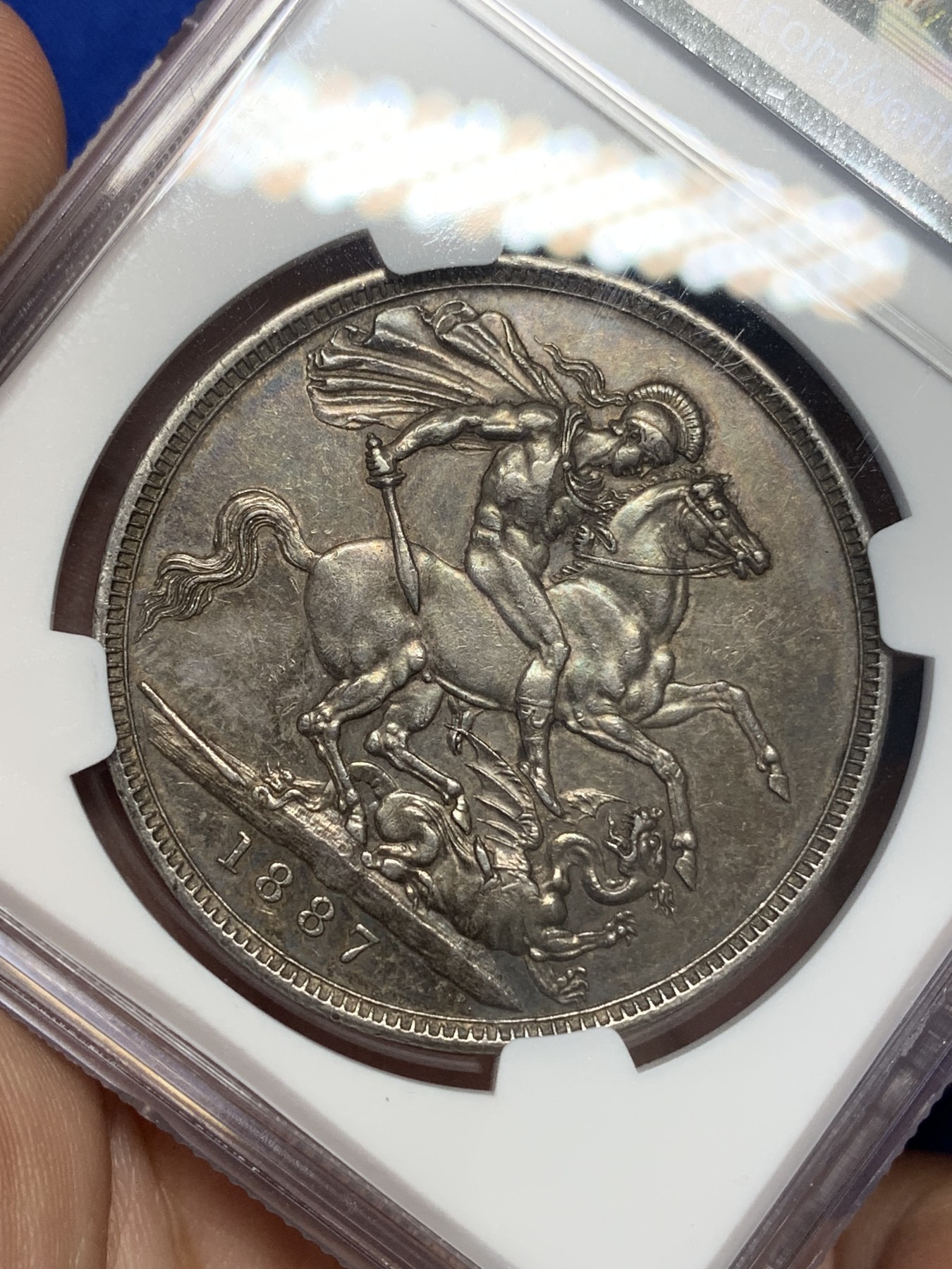 《竞宝斋》第195场-周日，周一 2场 (全场包邮) NGC-AU58 英国 1887年 维多利亚高冠马剑1克朗 原味包浆 好品可藏