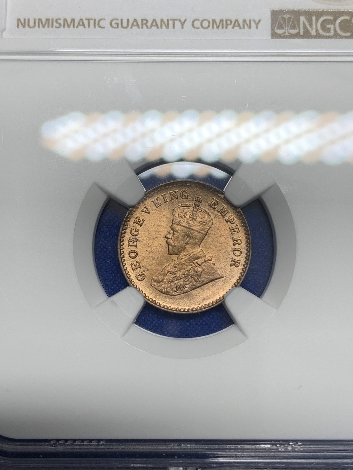 《竞宝斋》第195场-周日，周一 2场 (全场包邮) 两枚一组 NGC-MS64英属印度乔五1/12安娜铜币+NGC-MS62英属南非女王1便士铜币 光度好低评