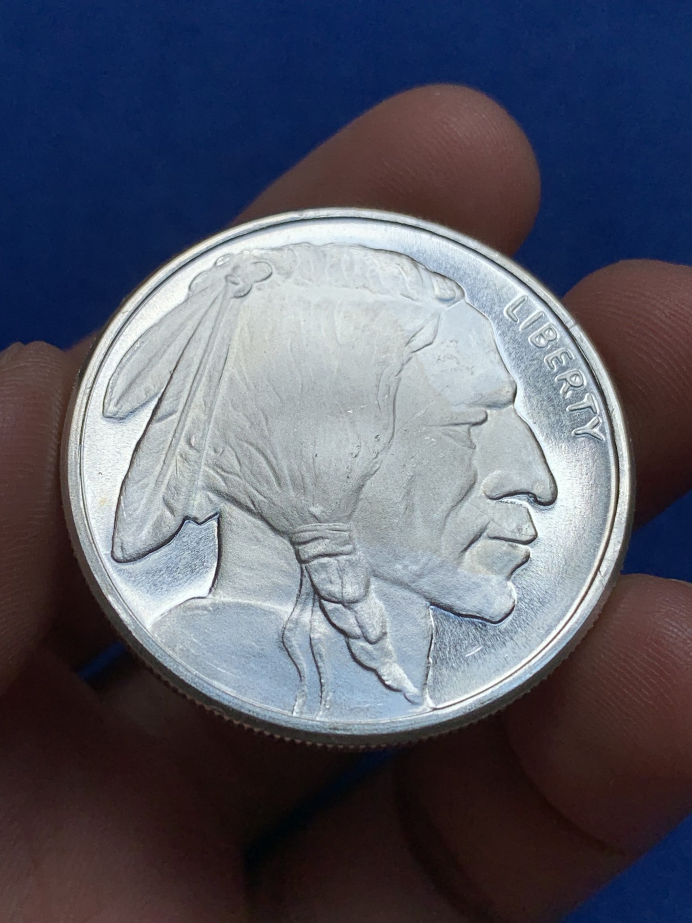 《竞宝斋》第195场-周日，周一 2场 (全场包邮) 美国印第安人野牛银章 1盎司 31.1g 999银 无其它资料 材质保证