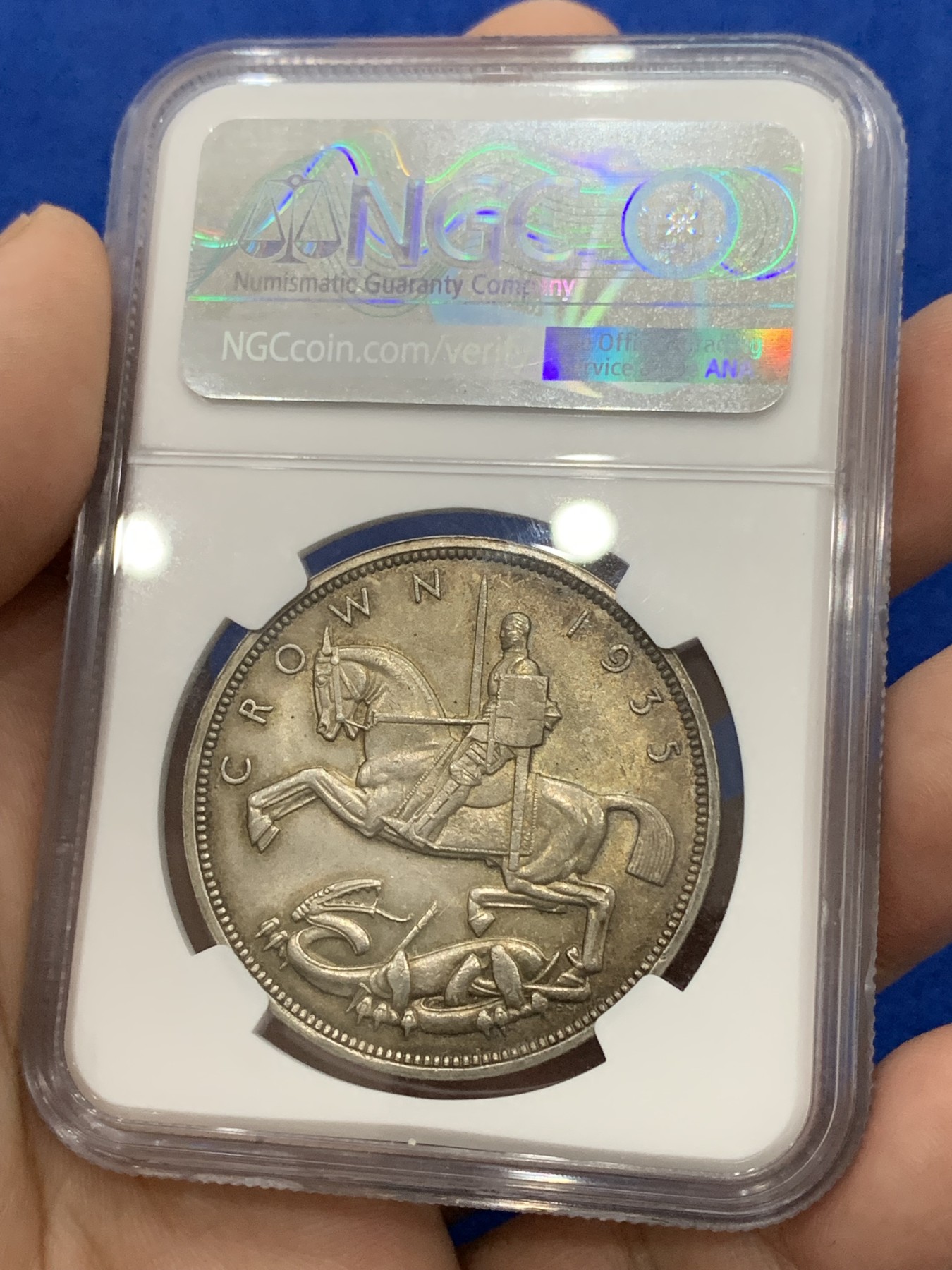 《竞宝斋》第195场-周日，周一 2场 (全场包邮) NGC- MS64 英国1935年乔治五世木马剑银币，彩不遮光，木马剑五彩罕见。