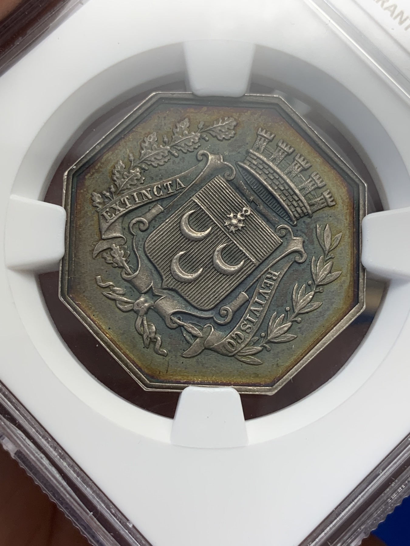 《竞宝斋》第195场-周日，周一 2场 (全场包邮) NGC MS63 19世纪法国查特顿公证处八角银章代用币 品相状态一流 包浆五彩 温润