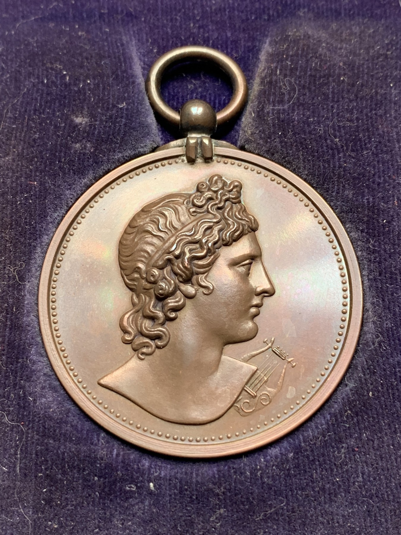 《竞宝斋》第195场-周日，周一 2场 (全场包邮) 1934年英国皇家音乐学院铜章（原盒）  直径40mm  重量35.5g  完美品