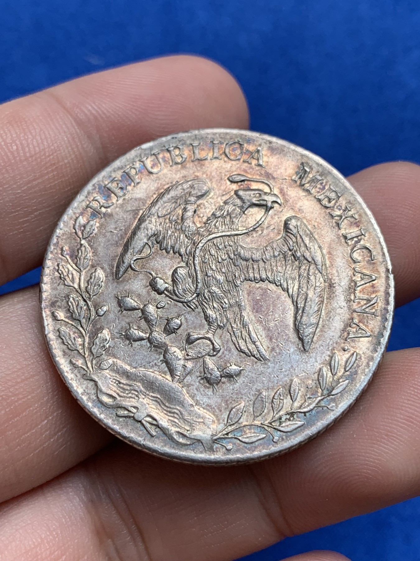 《竞宝斋》第195场-周日，周一 2场 (全场包邮) 墨西哥 1897年 8R 鹰洋 银币 纸袋棕金色彩色包浆  全羽好品 细节打制清晰 灯光下有转光