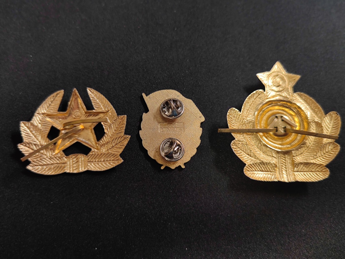 棕熊第三次勋章小拍 （苏联法国东德比利时等 币章册） 苏联陆海军帽徽一组 及近卫军证章（国外复刻版）