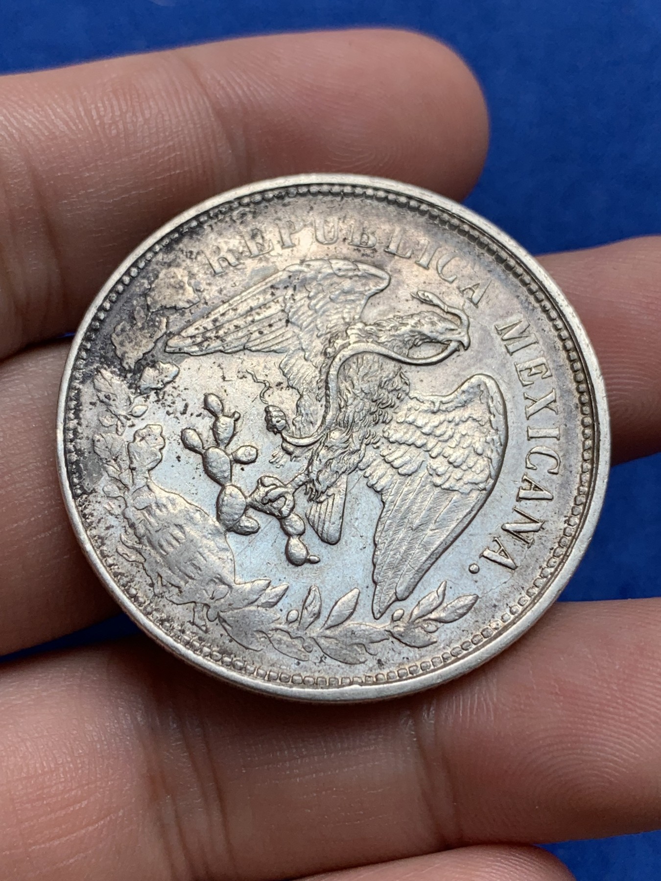 《竞宝斋》第195场-周日，周一 2场 (全场包邮) 墨西哥 1902年 8R 鹰洋 银币 带点灰色包浆  全羽好品 细节打制清晰 灯光下有弱转光 ngc评级砸盒币