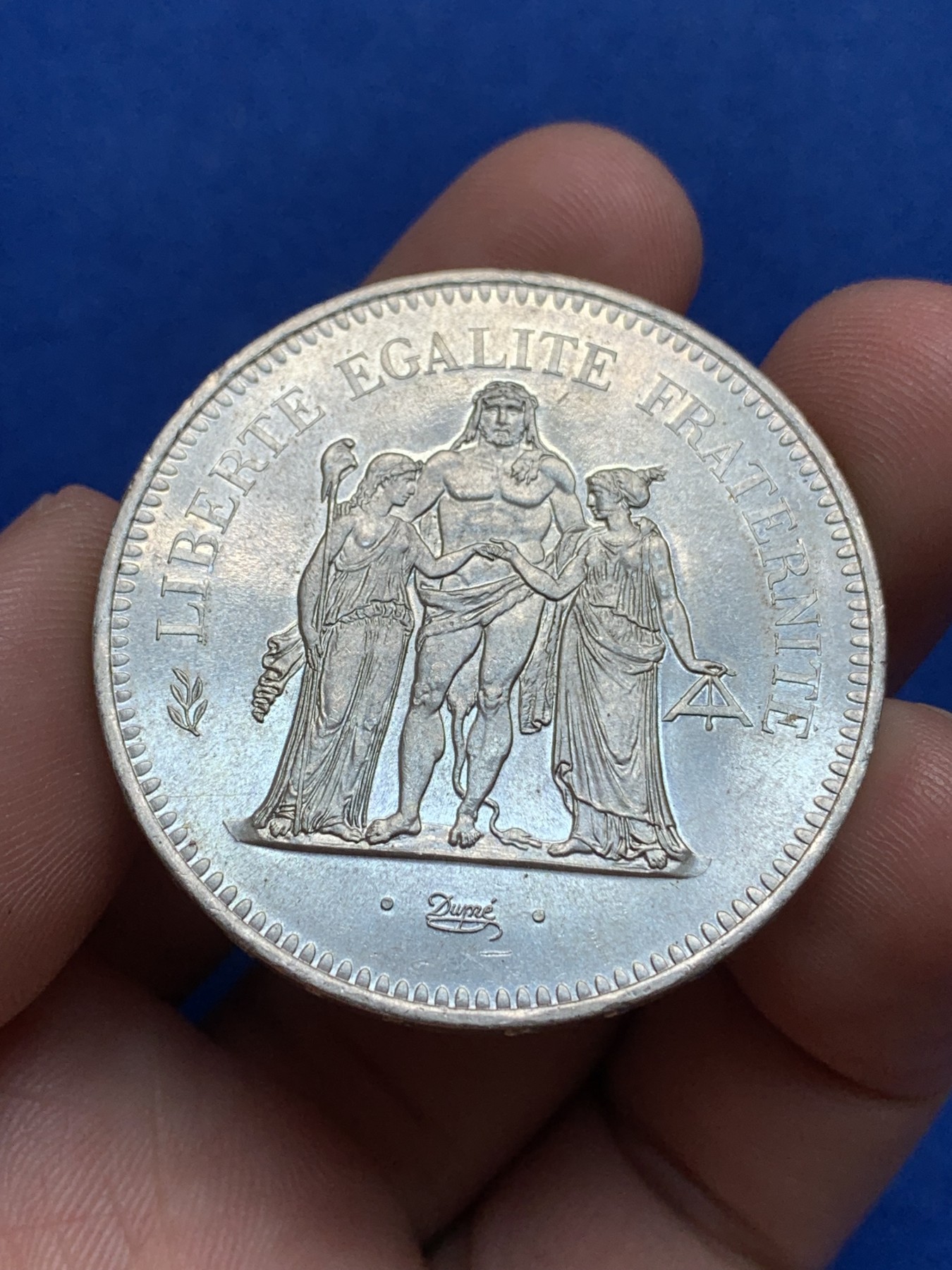 《竞宝斋》第195场-周日，周一 2场 (全场包邮) 法国1977年大力神50法郎大银币 十字光 未使用