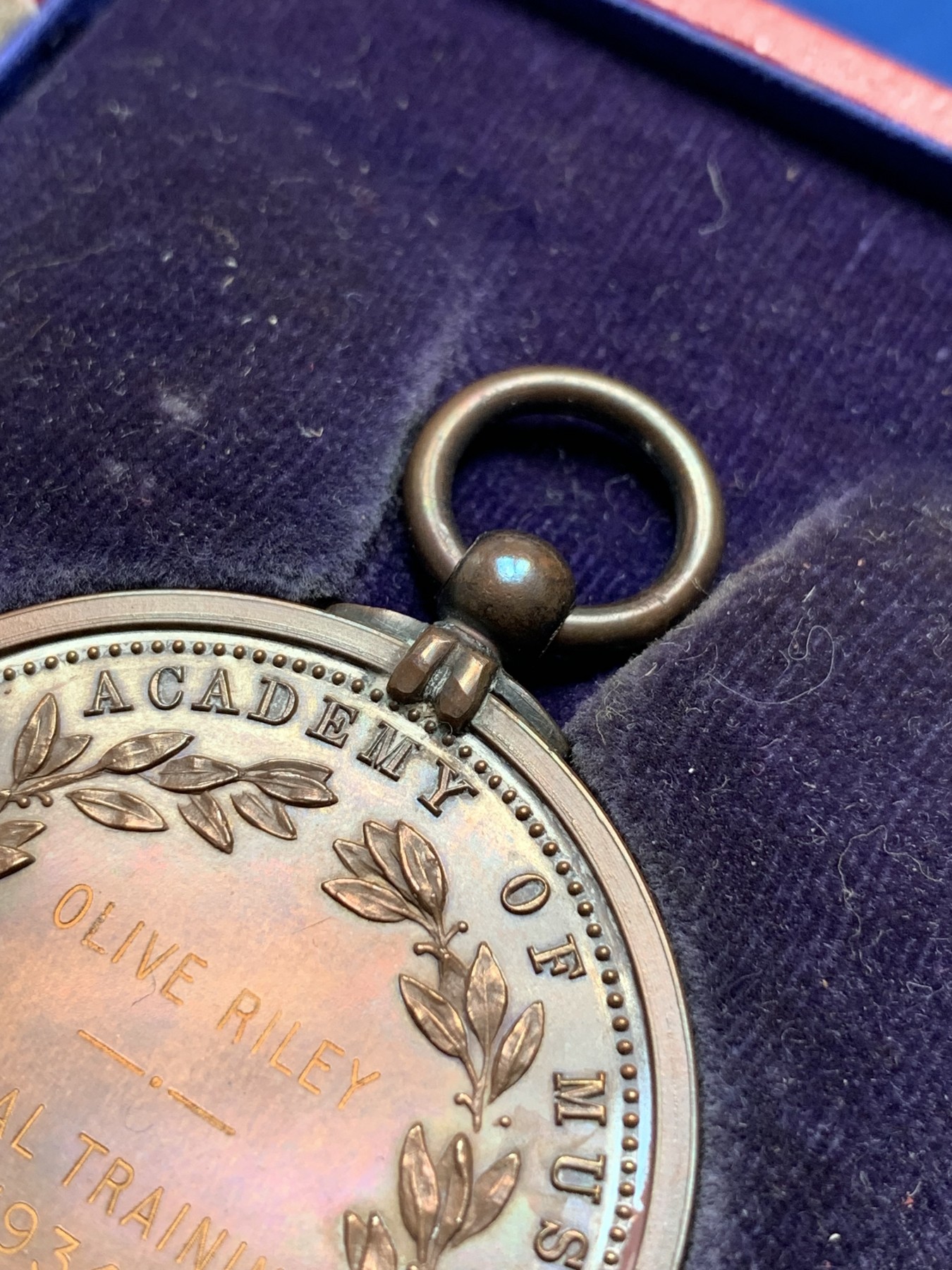 《竞宝斋》第195场-周日，周一 2场 (全场包邮) 1934年英国皇家音乐学院铜章（原盒）  直径40mm  重量35.5g  完美品