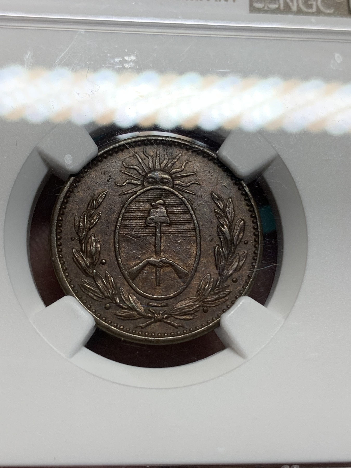 《竞宝斋》第195场-周日，周一 2场 (全场包邮) NGC-AU55BN 阿根廷1822年布宜诺斯艾利斯1D铜币，60分参考价160美元。早期阿根廷稀见