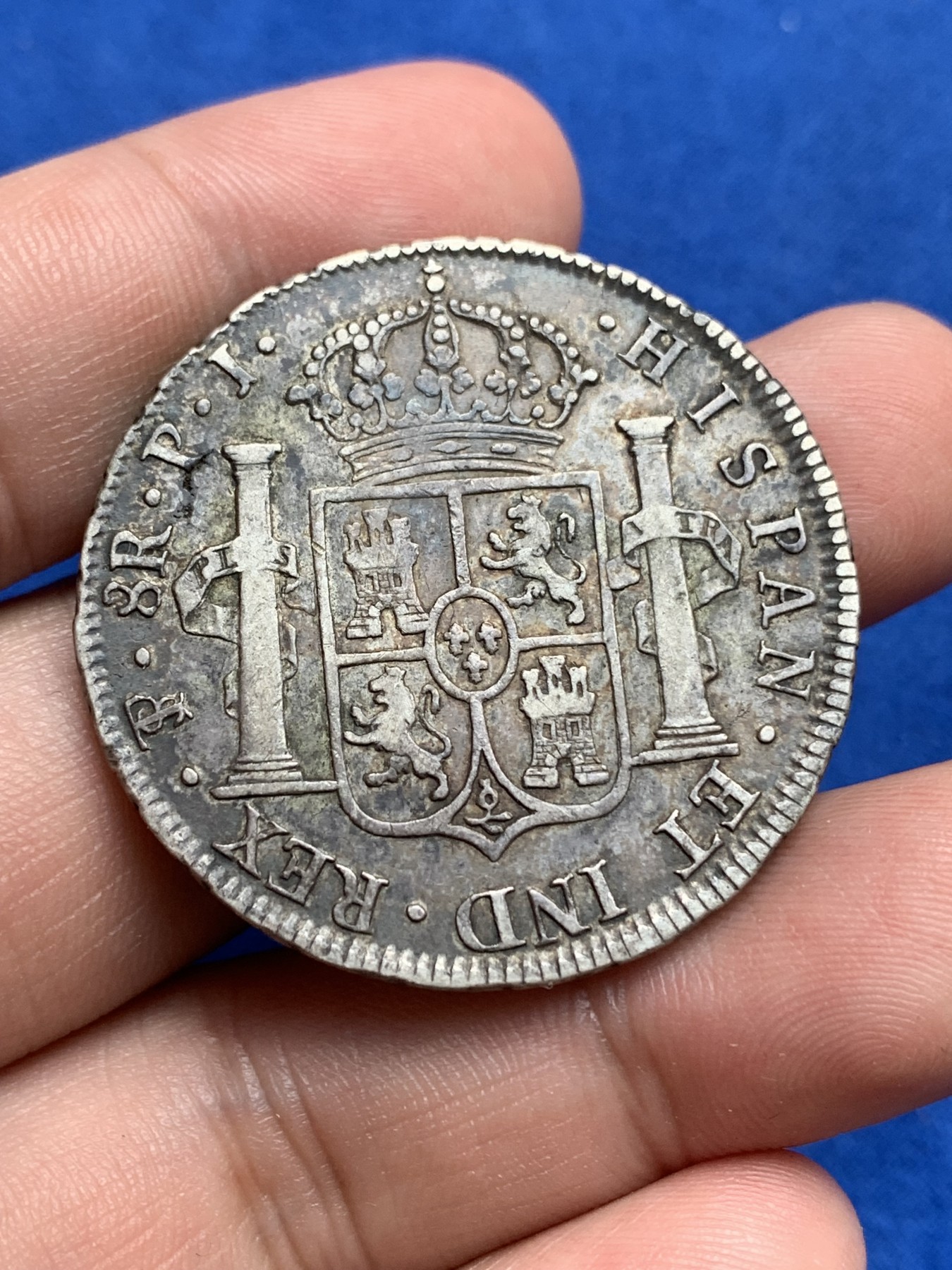 《竞宝斋》第195场-周日，周一 2场 (全场包邮) 1821年西属玻利维亚8R双柱银币，原味老包浆，数量比秘鲁和墨西哥少。