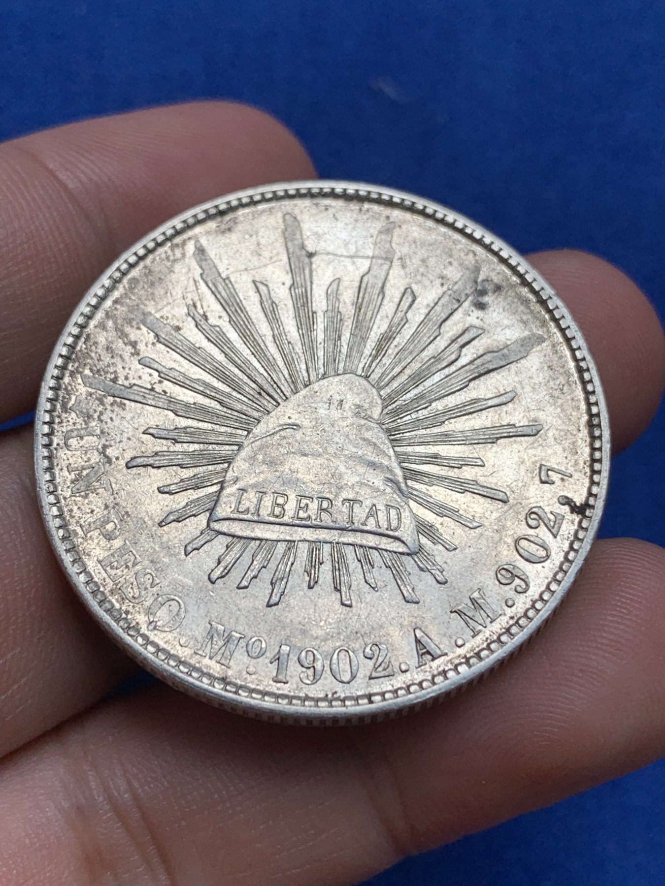 《竞宝斋》第195场-周日，周一 2场 (全场包邮) 墨西哥 1902年 8R 鹰洋 银币 带点灰色包浆  全羽好品 细节打制清晰 灯光下有弱转光 ngc评级砸盒币