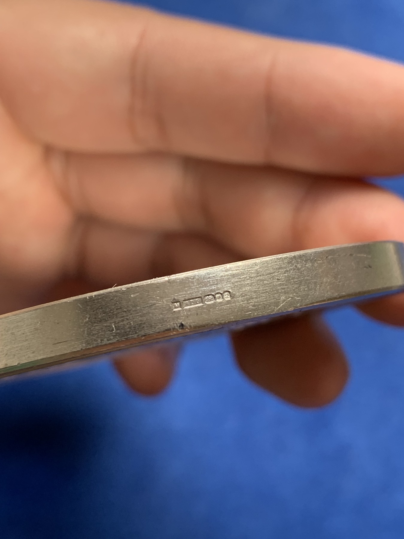 《竞宝斋》第195场-周日，周一 2场 (全场包邮) 英国滑铁卢战役175周年纪念银章  直径63.2mm  重量152.8g  非常厚重的大银章  边缘有银标