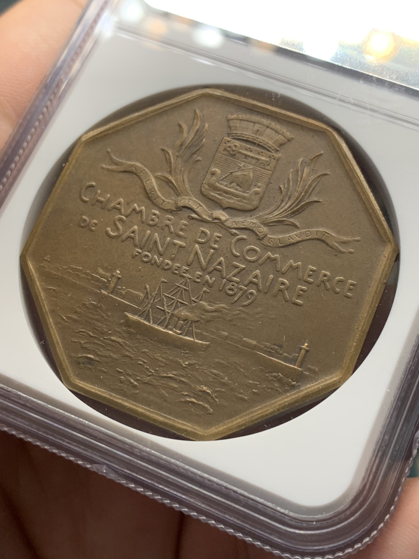 《竞宝斋》第195场-周日，周一 2场 (全场包邮) NGC MS63 罗蒂作品  法国 1879年 圣纳泽尔 商会八角铜章代用币 稀少品种 42mm巨大规格