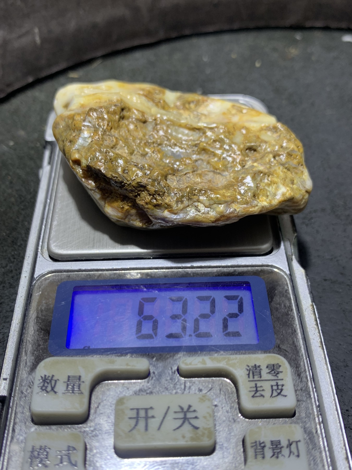 放福利！精美天然原皮阿拉善玛瑙原石手工雕刻佛字把件（吊坠）一颗，