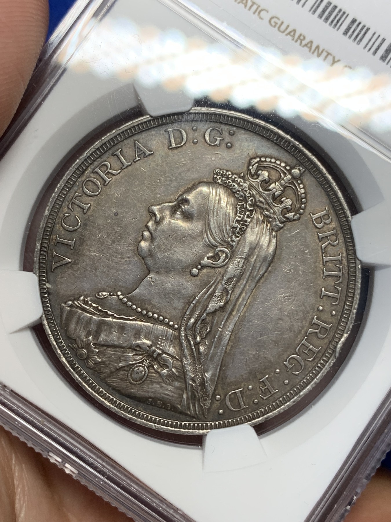 《竞宝斋》第195场-周日，周一 2场 (全场包邮) NGC-AU58 英国 1887年 维多利亚高冠马剑1克朗 原味包浆 好品可藏